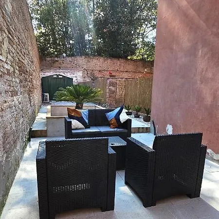 Cozy Small With Private Garden * Venise